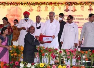 राज्य में नवाचार करने वाले 20 उत्कृष्ट शिक्षकों को CM बघेल ने किया सम्मानित राज्य में नवाचार करने वाले 20 उत्कृष्ट शिक्षकों को CM बघेल ने किया सम्मानित