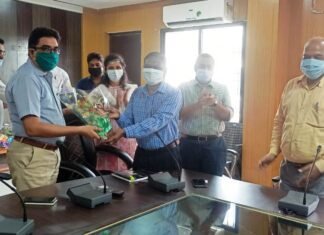 डिप्टी कलेक्टर आरके ध्रुव एवं एसडीएम डीआर रात्रे को दी गई बिदाई