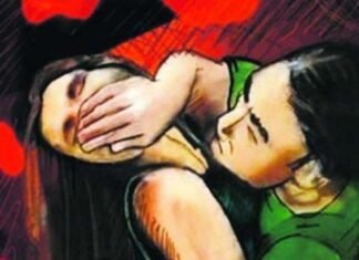 युवती की आँखों में बलपूर्वक तरल पदार्थ डालने का प्रयास, दो लोग गिरफ्तार युवती की आँखों में बलपूर्वक तरल पदार्थ डालने का प्रयास, दो लोग गिरफ्तार