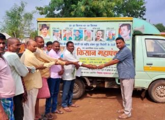 नारियल भेंटकर किसान बोले राजिम किसान महापंचायत के बनेगे सहभागी नारियल भेंटकर किसान बोले राजिम किसान महापंचायत के बनेगे सहभागी