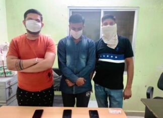 IPL क्रिकेट मैच में सट्टा खिलाते हुए 03 आरोपी को बसना पुलिस ने किया गिरफ्तार IPL क्रिकेट मैच में सट्टा खिलाते हुए 03 आरोपी को बसना पुलिस ने किया गिरफ्तार