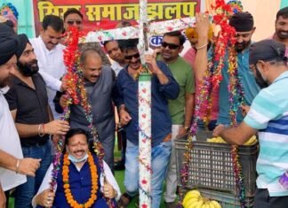 कहीं लड्डू से तौलकर,कंधे पर उठाकर किया स्वागत संसदीय सचिव के जन्मदिन पर कहीं लड्डू से तौलकर,कंधे पर उठाकर किया स्वागत संसदीय सचिव के जन्मदिन पर