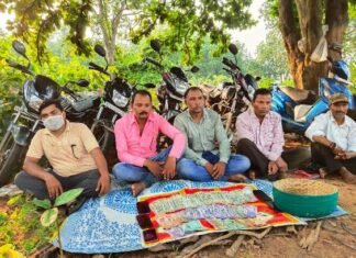 जंगल में सजने वाले खुडखुडिया जुआ फड में पुलिस का छापा,05 आरोपी गिरफ्तार जंगल में सजने वाले खुडखुडिया जुआ फड में पुलिस का छापा,05 आरोपी गिरफ्तार