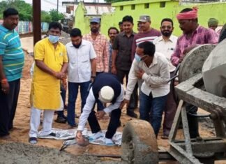 संसदीय सचिव एवं नपाध्यक्ष ने किया सीसी रोड का भूमि पूजन संसदीय सचिव एवं नपाध्यक्ष ने किया सीसी रोड का भूमि पूजन