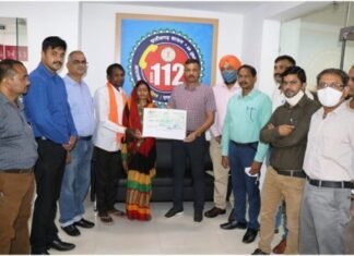 डायल 112 के मृत वाहन चालक के परिजनों को 10 लाख रूपये का चेक दिया गया डायल 112 के मृत वाहन चालक के परिजनों को 10 लाख रूपये का चेक दिया गया
