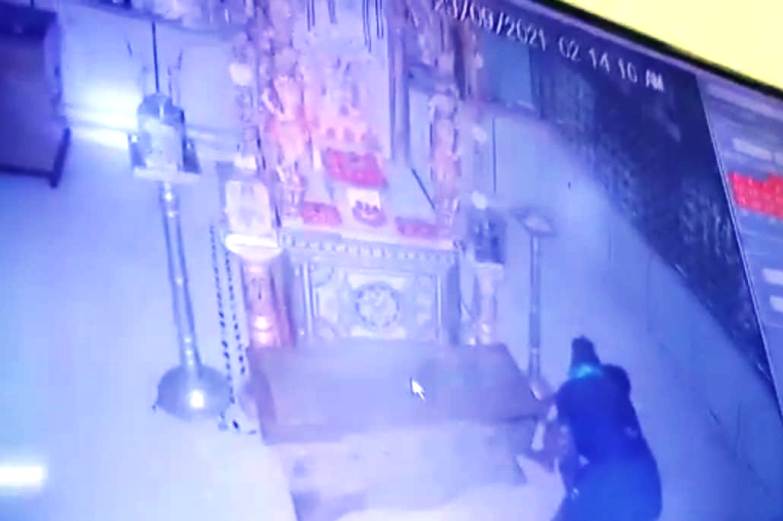 जैन मंदिर में सोने चांदी के जेवर व् नकद रकम की हुई चोरी,चोर CCTV कैमरा में कैद