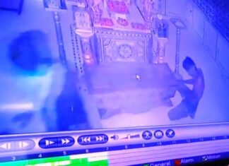 जैन मंदिर में सोने चांदी के जेवर व् नकद रकम की हुई चोरी,चोर CCTV कैमरा में कैद जैन मंदिर में सोने चांदी के जेवर व् नकद रकम की हुई चोरी,चोर CCTV कैमरा में कैद