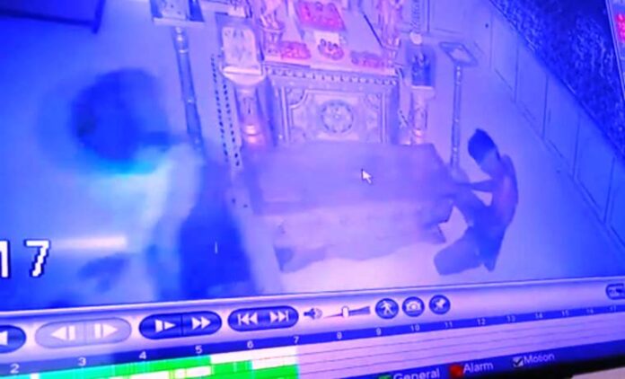 जैन मंदिर में सोने चांदी के जेवर व् नकद रकम की हुई चोरी,चोर CCTV कैमरा में कैद