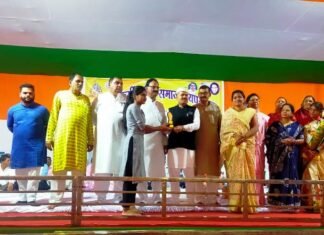 वार्षिक अधिवेशन में समाज के प्रतिभाशाली विभूतियों का किया गया सम्मान वार्षिक अधिवेशन में समाज के प्रतिभाशाली विभूतियों का किया गया सम्मान