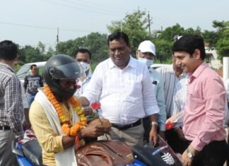 कलेक्टर ने हेलमेट धारी वाहन चालकों को शॉल,श्रीफल व् पुष्पगुच्छ से किया सम्मानित कलेक्टर ने हेलमेट धारी वाहन चालकों को शॉल,श्रीफल व् पुष्पगुच्छ से किया सम्मानित