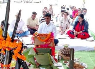 विजयादशमी के पर्व पर पुलिस लाइन में शस्त्रों की हुई विधिवत पूजा विजयादशमी के पर्व पर पुलिस लाइन में शस्त्रों की हुई विधिवत पूजा