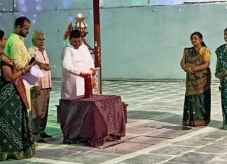 गुजराती समाज बागबाहरा ने रास गरबा की शुरुआत की दीप प्रज्वलित कर गुजराती समाज बागबाहरा ने रास गरबा की शुरुआत की दीप प्रज्वलित कर