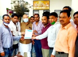 शिक्षक संघ के पदाधिकारियों ने वेतन विसंगति दूर करने की मांग को लेकर सौंपा ज्ञापन शिक्षक संघ के पदाधिकारियों ने वेतन विसंगति दूर करने की मांग को लेकर सौंपा ज्ञापन