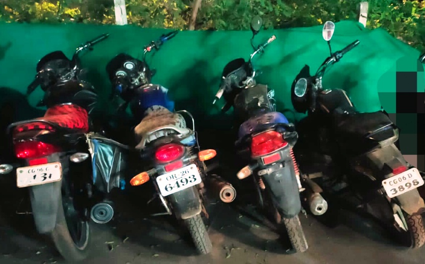 36 गढ़ व् ओड़िशा में मोटर सायकल चोरी करने वाले तीन लोग पुलिस के हिरासत में 