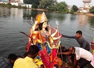 नगर के महामाया तालाब में मातारानी को दी गई अंतिम विदाई नगर के महामाया तालाब में मातारानी को दी गई अंतिम विदाई