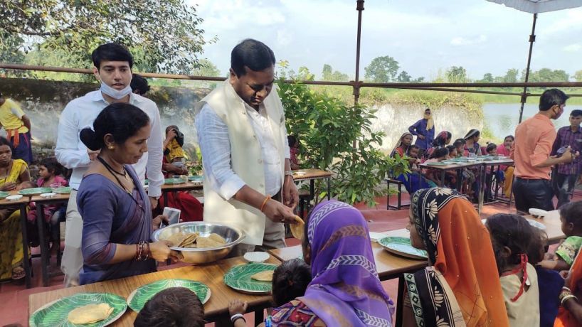 कलेक्टर के साथ ज़िला पंचायत सीईओ व् एसडीएम ने बच्चों को परोसा भोजन 