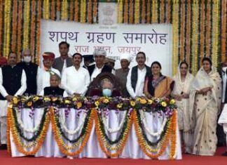 अशोक गहलोत सरकार में 11 केबिनेट एवं 4 राज्य मंत्रियों ने ली शपथ अशोक गहलोत सरकार में 11 केबिनेट एवं 4 राज्य मंत्रियों ने ली शपथ