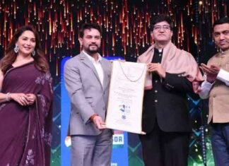 प्रसिद्ध गीतकार प्रसून जोशी ‘इंडियन फिल्म पर्सनैलिटी ऑफ द ईयर’ पुरस्कार से हुए सम्मानित प्रसिद्ध गीतकार प्रसून 'इंडियन फिल्म पर्सनैलिटी ऑफ द ईयर' पुरस्कार से हुए सम्मानित