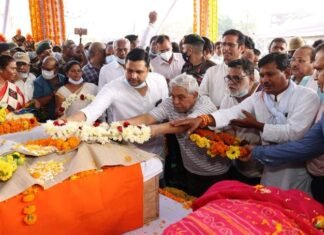 राजकीय सम्मान के साथ शहीद कर्नल विप्लव त्रिपाठी का किया गया अंतिम संस्कार राजकीय सम्मान के साथ कर्नल विप्लव त्रिपाठी का किया गया अंतिम संस्कार