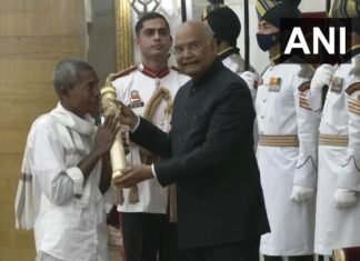 पढाई का जिन्दगी में क्या अर्थ होता है इसको समझा एक फल-विक्रेता ने,मिला पद्म श्री पुरस्कार पढाई का जिन्दगी में क्या अर्थ होता है इसको समझा एक फल-विक्रेता ने,पद्म श्री पुरस्कार