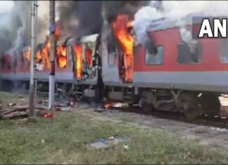 दुर्ग उधमपुर-दुर्ग एक्सप्रेस के डिब्बे में लगी आग सभी यात्री सकुशल दुर्ग उधमपुर-दुर्ग एक्सप्रेस के डिब्बे में लगी आग सभी यात्री सकुशल