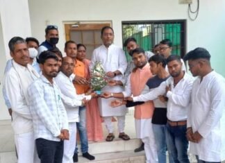 हाथीगढ़ सतनामी समाज के युवाओ ने किया कैबिनेट मंत्री गुरु रूद्रकुमार से की मुलाकात हाथीगढ़ सतनामी समाज के युवाओ ने किया कैबिनेट मंत्री गुरु रूद्रकुमार से की मुलाकात