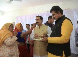 सफाई कर्मियों की हौसला अफजाई कर पांचवी बार स्वच्छता में नंबर वन बनने पर दी बधाई सफाई कर्मियों की हौसला अफजाई ,पांचवी बार स्वच्छता में नंबर वन बनने पर दी बधाई