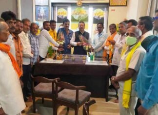 नवीन धान खरीदी केंद्र खुलने पर संसदीय सचिव का किसानों ने किया अभिनंदन धान खरीदी केंद्र खुलने पर संसदीय सचिव का किसानों ने किया अभिनंदन