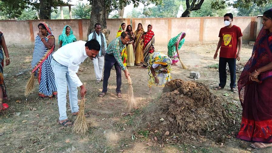 गौठानों में गोवर्धन पूजा एवं श्रमदान कर मनाया गया गौठान दिवस उत्सव