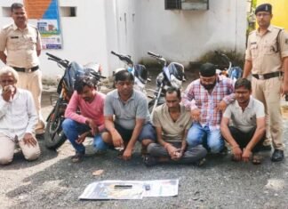 गुल खेलते हुए 6 जुआरियों को पकड़ा पिथौरा पुलिस ने,30,630 रूपये जप्त गुल खेलते हुए 6 जुआरियों को पकड़ा पिथौरा पुलिस ने,30,630 रूपये जप्त