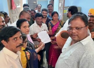 पानी को लेकर पालिका में राजनीति गरमाई उपाध्यक्ष,पार्षद,एल्डरमैन ने किया प्रदर्शन सौपा ज्ञापन पानी को लेकर पालिका में राजनीति गरमाई उपाध्यक्ष,पार्षद,एल्डरमैन ने किया प्रदर्शन