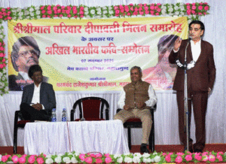 ठहाकों के मेघ छाए और ग़ज़लों का बसंत बिखरा महासमुंद की मेघ बसंत कॉलोनी में ठहाकों के मेघ छाए और ग़ज़लों का बसंत बिखरा महासमुंद की मेघ बसंत कॉलोनी में