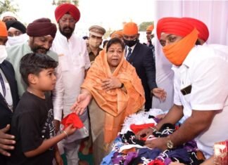 गुरुनानक जयंती के अवसर पर लगाया गया मास्क का लंगर गुरुनानक जयंती के अवसर पर लगाया गया मास्क का लंगर