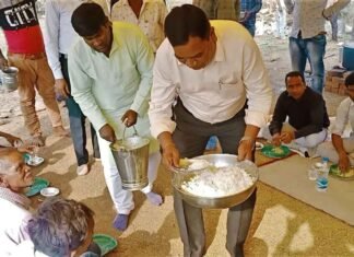 धान उपार्जन केन्द्र खल्लारी में किसानों को भोजन परोसा, स्वयं भी खाया कलेक्टर ने धान उपार्जन केन्द्र खल्लारी में किसानों को भोजन परोसा, स्वयं भी खाया कलेक्टर ने