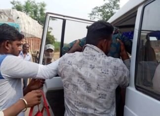 घायल महिला को अस्पताल भिजवाकर कलेक्टर ने दिखाई सवेंदनशीलता घायल महिला को अस्पताल भिजवाकर कलेक्टर ने दिखाई सवेंदनशीलता