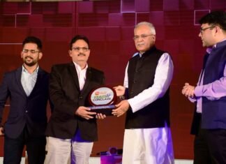 स्वास्थ्य सेवाओं की उपलब्धियों पर हेल्थ कॉन्क्लेव में CM के हाथों CHMO हुए सम्मानित स्वास्थ्य सेवाओं की उपलब्धियों पर हेल्थ कॉन्क्लेव में CM के हाथों CHMO हुए सम्मानित