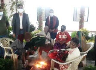 कड़ाके की ठण्ड के बीच वृद्धाश्रम का दौरा किया कलेक्टर जैन ने कड़ाके की ठण्ड के बीच वृद्धाश्रम का दौरा किया कलेक्टर जैन ने