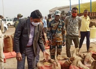 धान खरीदी केंद्रों सहित गौठानो का आकस्मिक निरीक्षण किया कलेक्टर ने धान खरीदी केंद्रों सहित गौठानो का आकस्मिक निरीक्षण किया कलेक्टर ने