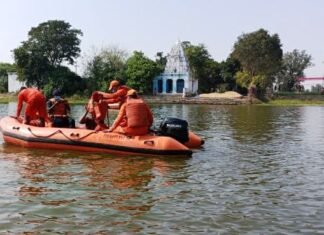 राष्ट्रीय आपदा मोचन बल ने की मॉक ड्रिल पुरातत्विक नगरी सिरपुर के रायकेरा तालाब राष्ट्रीय आपदा मोचन बल ने की मॉक ड्रिल पुरातत्विक नगरी सिरपुर के रायकेरा तालाब
