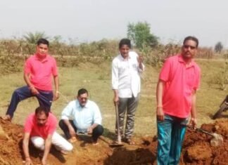 अज्ञात युवक के शव का अंतिम संस्कार किया मुक्तिधाम सेवा समिति के सदस्यों ने अज्ञात युवक के शव का अंतिम संस्कार किया मुक्तिधाम सेवा समिति के सदस्यों ने