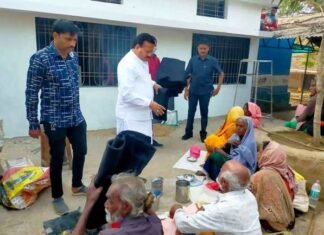 बुजूर्गों को कंबल बांटकर आशीर्वाद लिया संसदीय सचिव विनोद चंद्राकर ने बुजूर्गों को कंबल बांटकर आशीर्वाद लिया संसदीय सचिव विनोद चंद्राकर ने