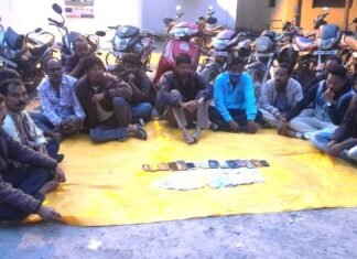 गोपालपुर के जुआ फड में पुलिस का छापा 13 जुआरी पकडाए गोपालपुर के जुआ फड में पुलिस का छापा 13 जुआरी पकडाए