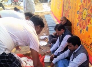 केदुवा धान उपार्जन केन्द्र में समिति अध्यक्ष किसानों को उपलब्ध करा रहे हैं भोजन केदुवा धान उपार्जन केन्द्र में समिति अध्यक्ष किसानों को उपलब्ध करा रहे हैं भोजन