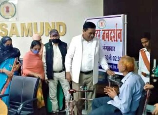 मुकेश रायचुरा अब ट्रायसायकल से सामान बेचकर चलाएगा अपनी आजीविका मुकेश रायचुरा अब ट्रायसायकल से सामान बेचकर चलाएगा अपनी आजीविका