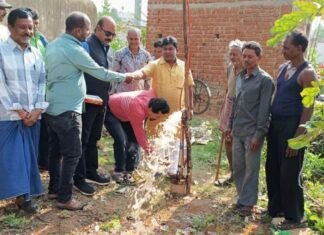 सालों बाद बंद पड़ा पुराना बोर को किया गया शुरू इमलीभाठा में पेयजल के लिए सालों बाद बंद पड़ा पुराना बोर को किया गया शुरू इमलीभाठा में पेयजल के लिए