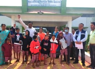 कलेक्टर सिंह ने अपना जन्म दिवस मनाया विकलांग बच्चों के साथ कलेक्टर सिंह ने अपना जन्म दिवस मनाया विकलांग बच्चों के साथ