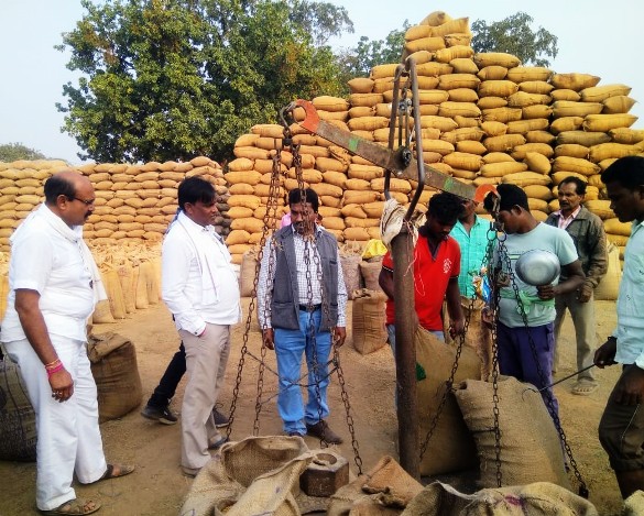 केदुवा धान उपार्जन केन्द्र में समिति अध्यक्ष किसानों को उपलब्ध करा रहे हैं भोजन