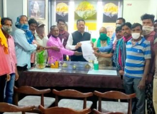 धान संग्रहण केंद्र में काम देने की मांग को लेकर संसदीय सचिव से मुलाकात धान संग्रहण केंद्र में काम देने की मांग को लेकर संसदीय सचिव से मुलाकात