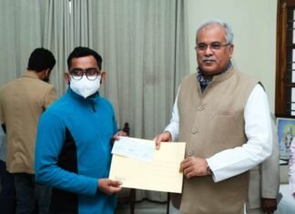 दिव्यांग पर्वतारोही व् पैरा एथलेटिक्स चित्रसेन को 12 लाख की सहायता राशि प्रदान दिव्यांग पर्वतारोही व् पैरा एथलेटिक्स चित्रसेन को 12 लाख की सहायता राशि प्रदान