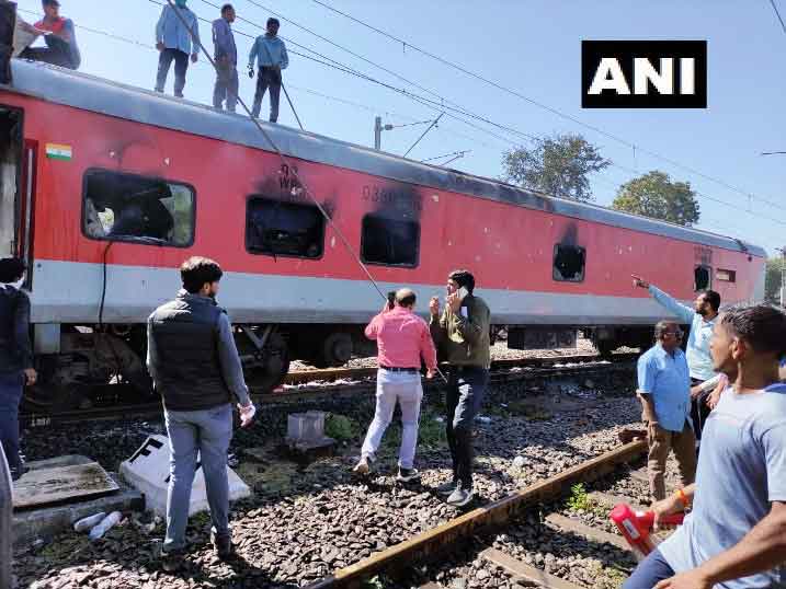 गांधीधाम-पुरी एक्सप्रेस की पेंट्री कार में लगी आग,सभी यात्री सुरक्षित